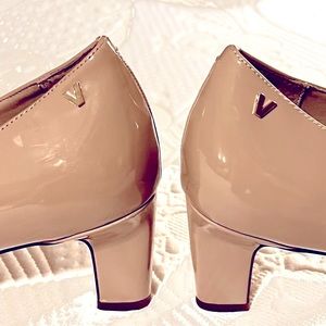 Size 11 taupe heels. New. Excellent condition. Unimaginable comfort.
